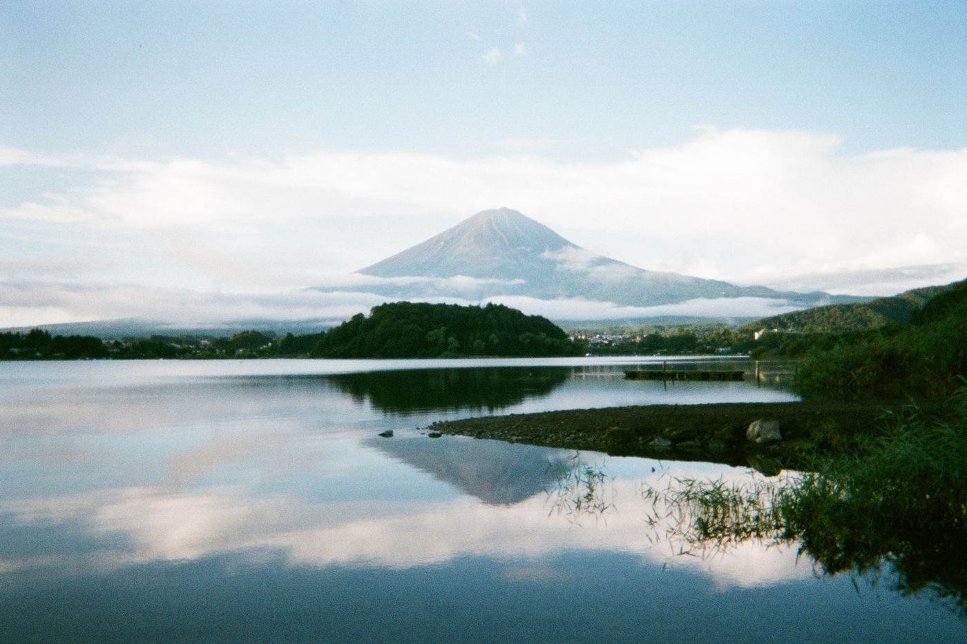 Pantulan Gunung Fuji di tasik