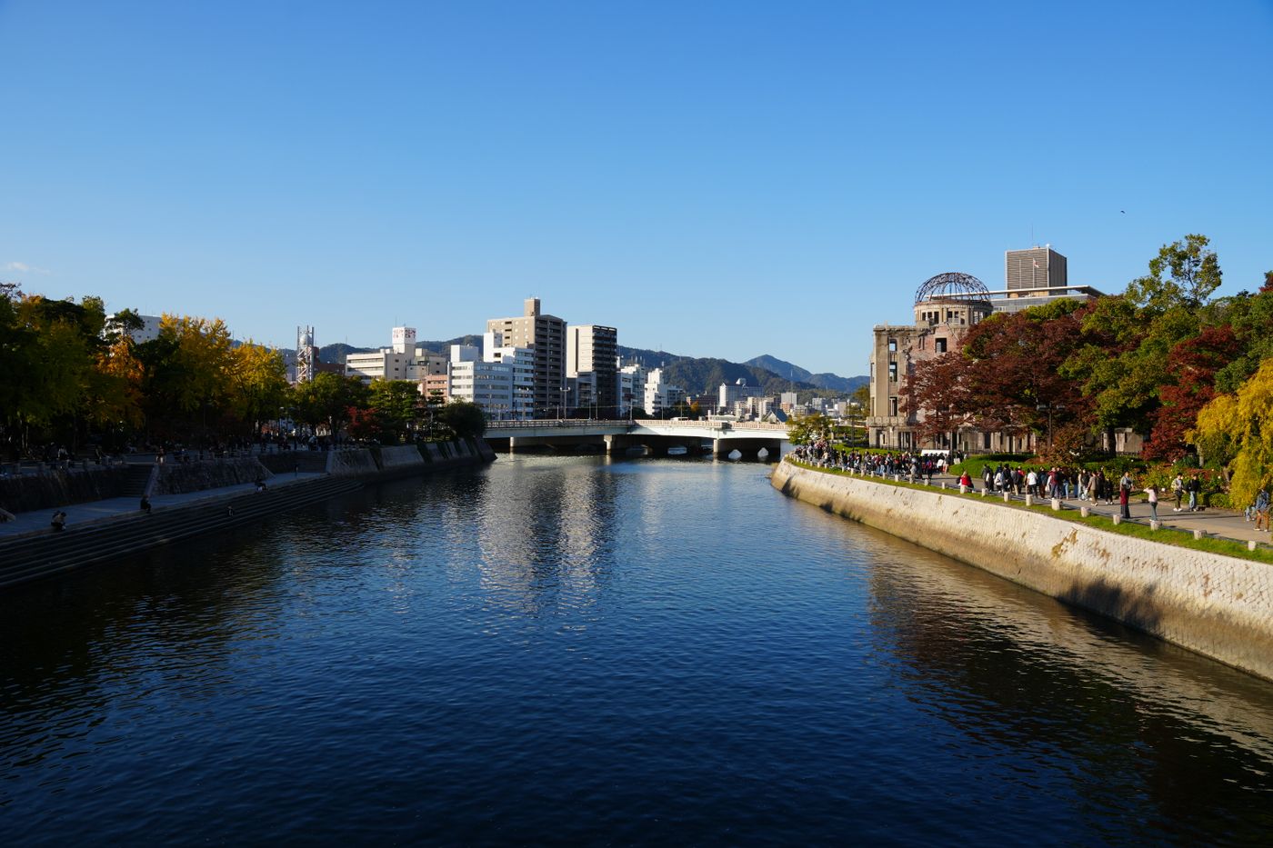 Musim luruh di tepi sungai Hiroshima