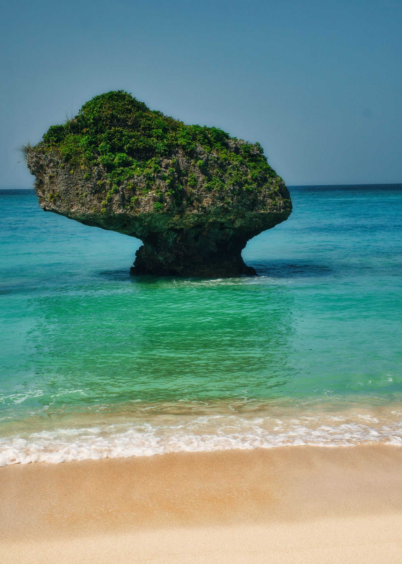 Formasi batu menghijau di Okinawa