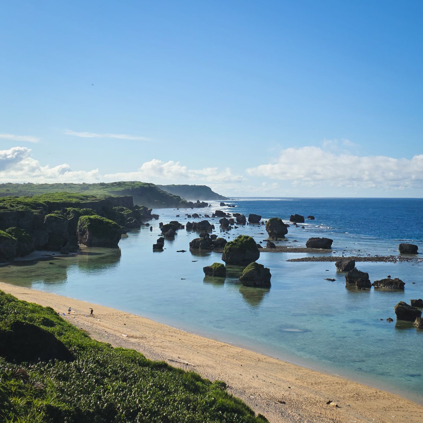 Pesisir berbatu Miyakojima