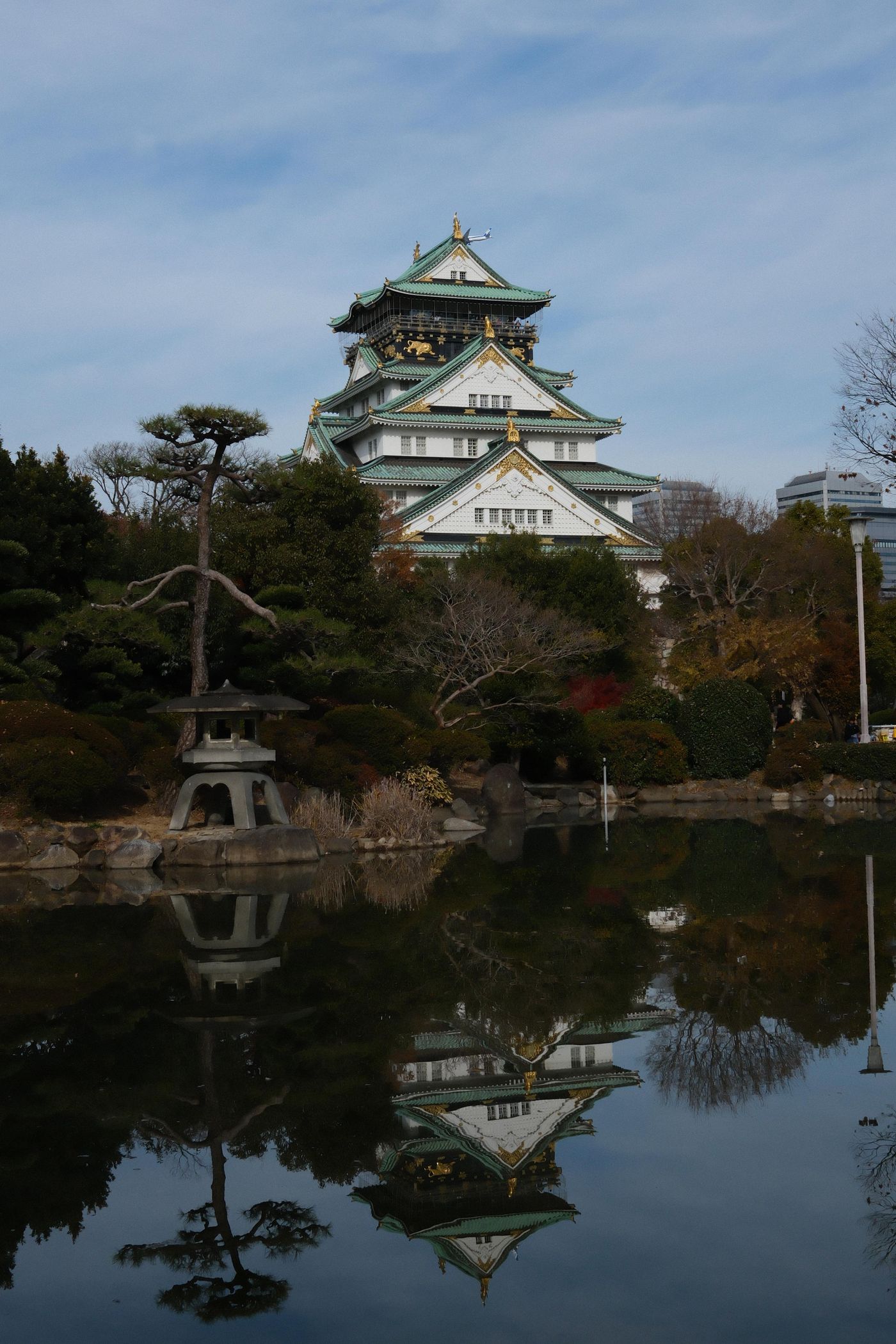 Pantulan Istana Osaka di air