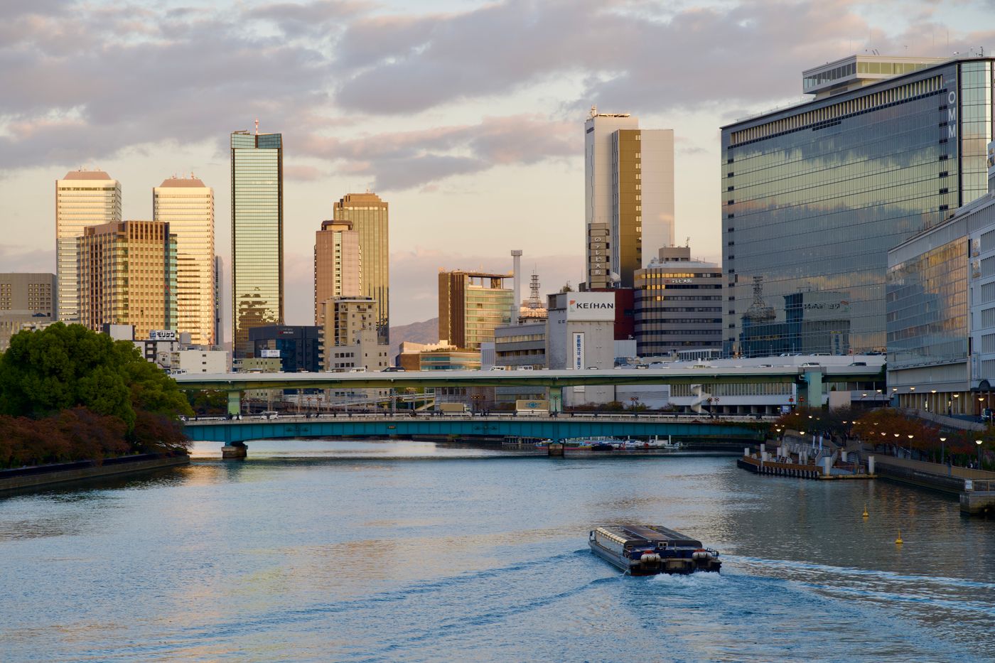 Pemandangan bandar di tepi sungai Osaka