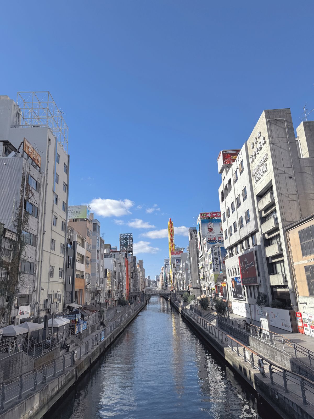 Dotonbori pada waktu siang. Papan kedai dalam foto bukan pengesahan halal.
