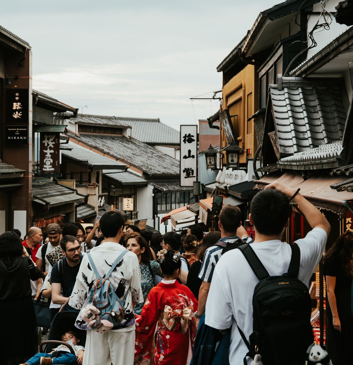Orang ramai di lorong bersejarah Kyoto. Kedai yang kelihatan bukan cadangan makanan halal.