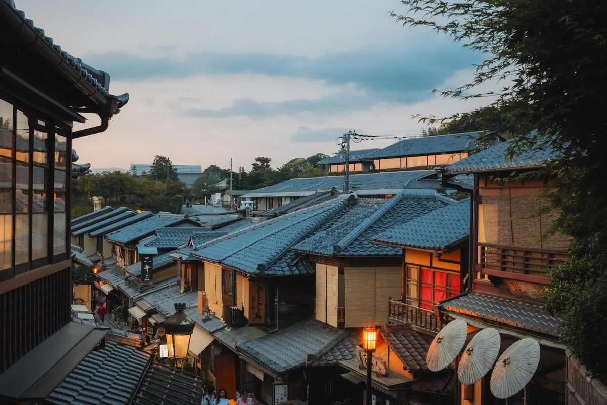Bumbung kayu dan lorong Higashiyama, Kyoto.