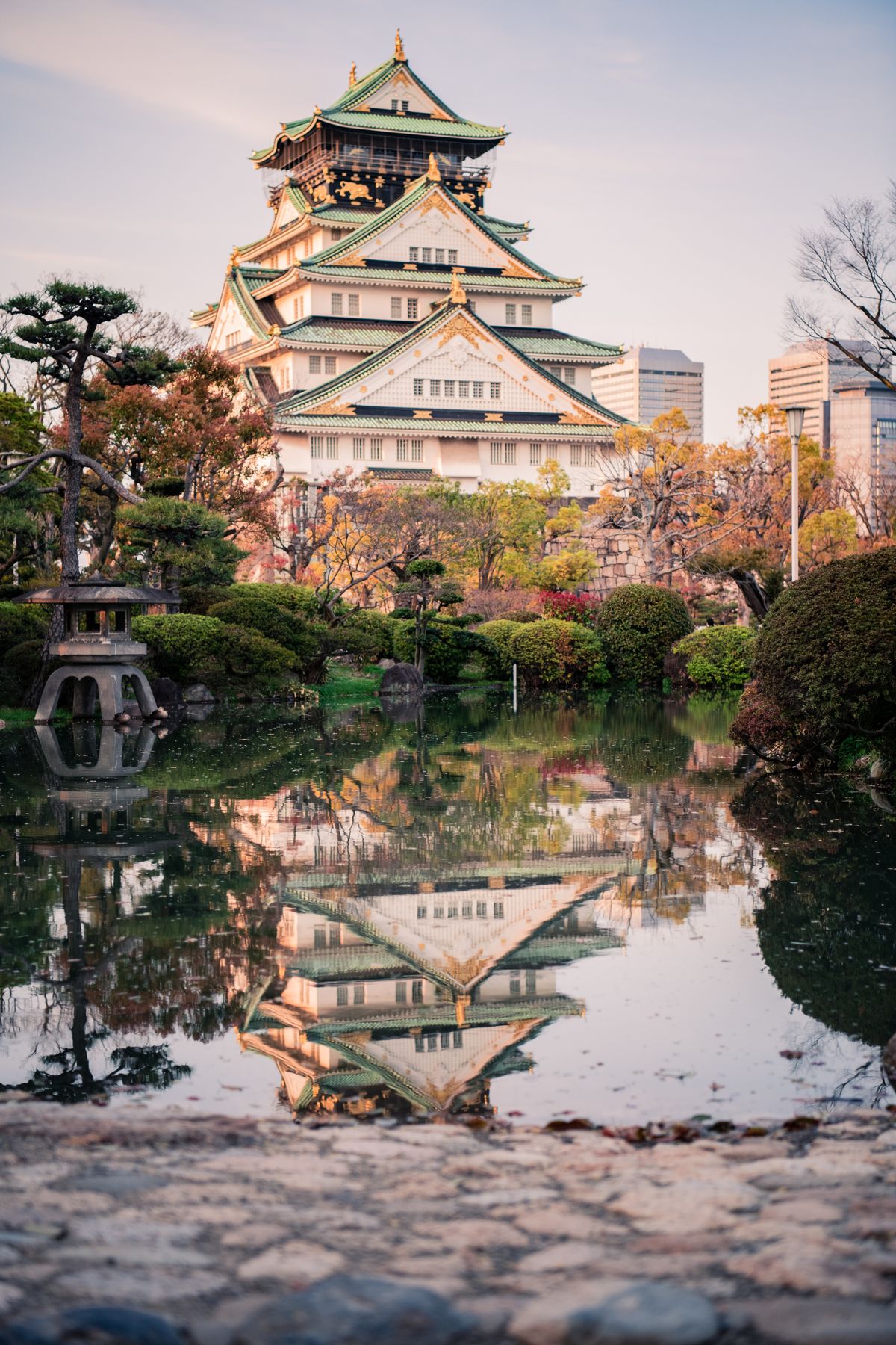 Istana Osaka dan kawasan hijaunya.