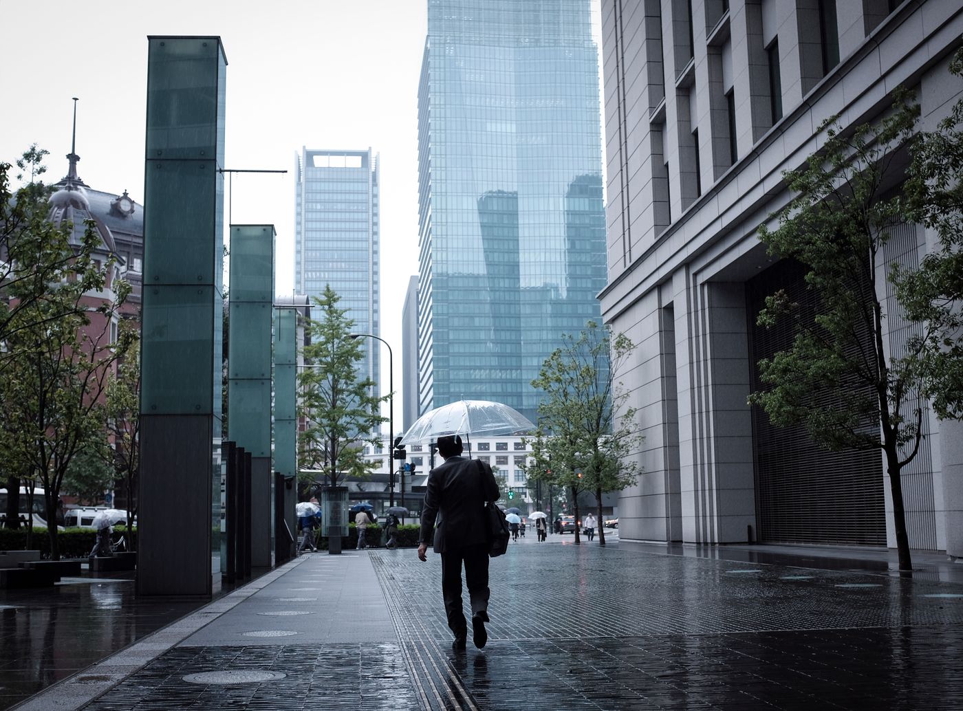 Berjalan dalam hujan di Tokyo. Jarak pendek pun terasa berbeza apabila basah.